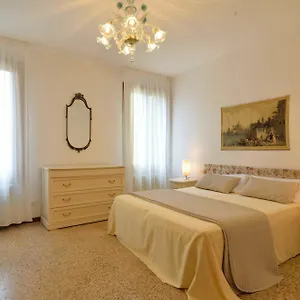 Campo Frari 公寓 *