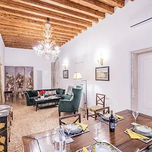 Ca' San Beneto Completely Refurbished In A Fabulously Area Venice