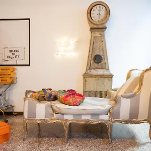 Cats And Antiques In Private Homestay Venice