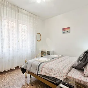 Living 3 Bedrooms شقة *